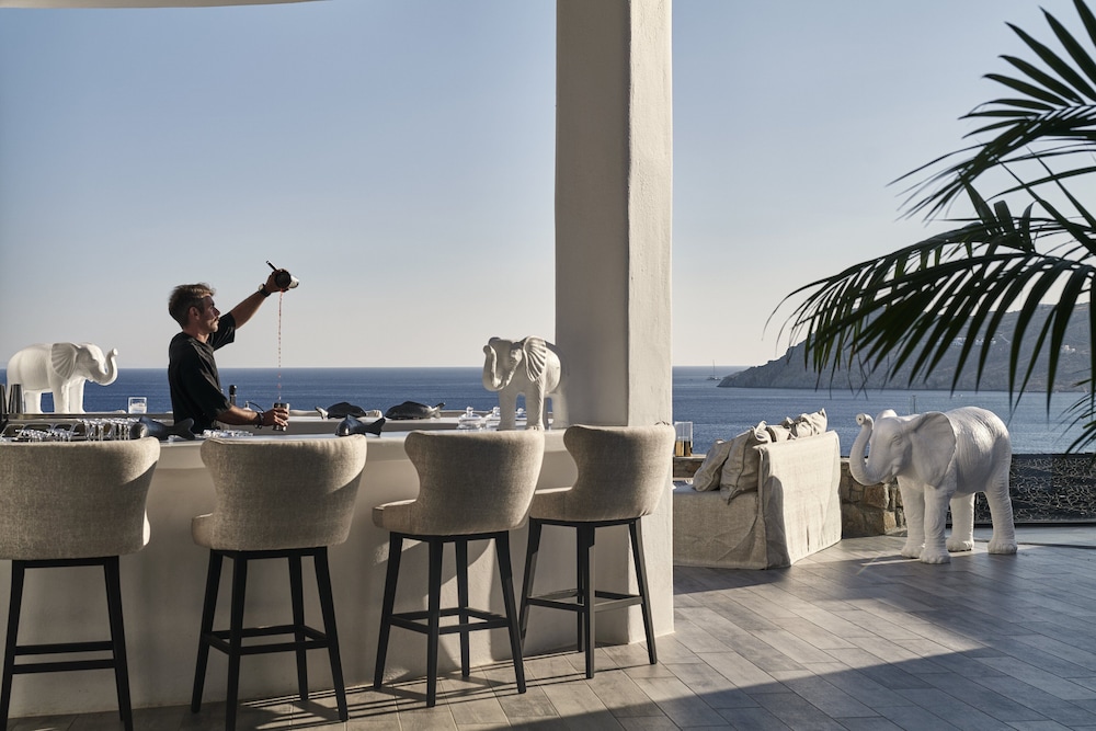 Myconian Imperial - Leading Hotels of the World — Restaurant & bars in Elia, South Aegean