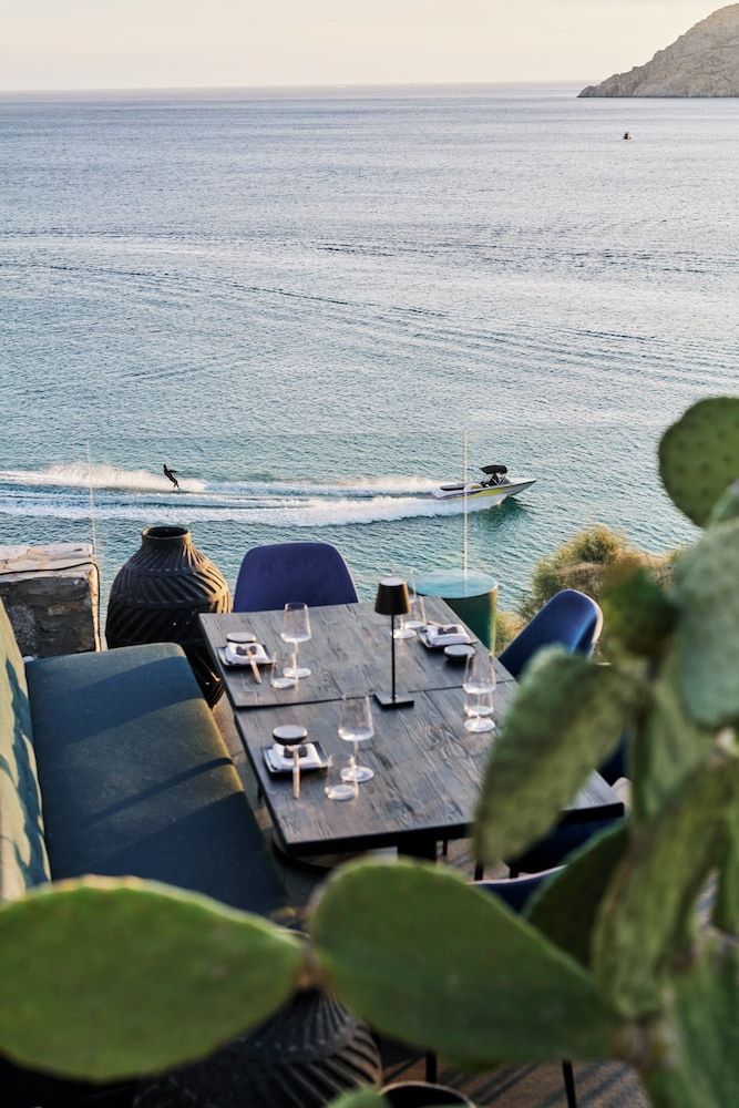 Myconian Imperial - Leading Hotels of the World — Restaurant & bars in Elia, South Aegean