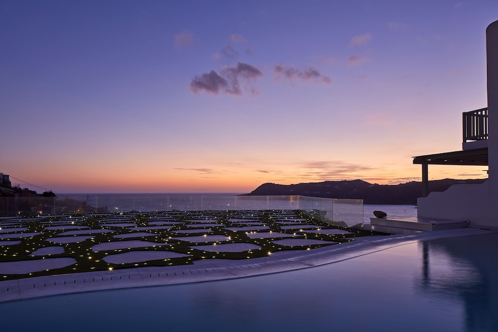 Myconian Imperial - Leading Hotels of the World — Swimming pool in Elia, South Aegean