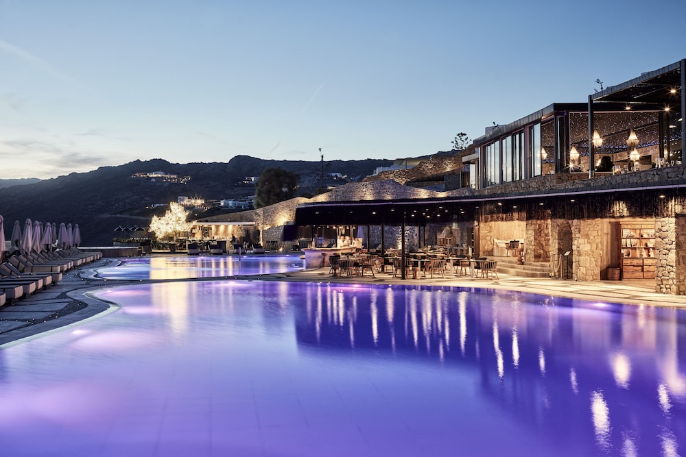 Myconian Imperial - Leading Hotels of the World — Swimming pool in Elia, South Aegean