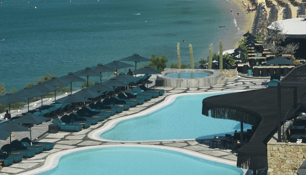 Myconian Imperial - Leading Hotels of the World — Swimming pool in Elia, South Aegean