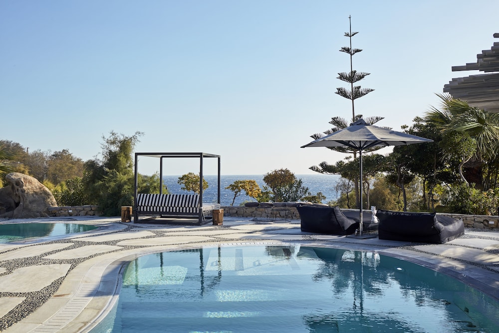 Myconian Imperial - Leading Hotels of the World — Swimming pool in Elia, South Aegean