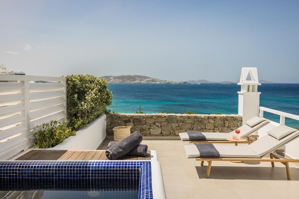 Grace Mykonos — Swimming pool in Agios Stefanos, South Aegean