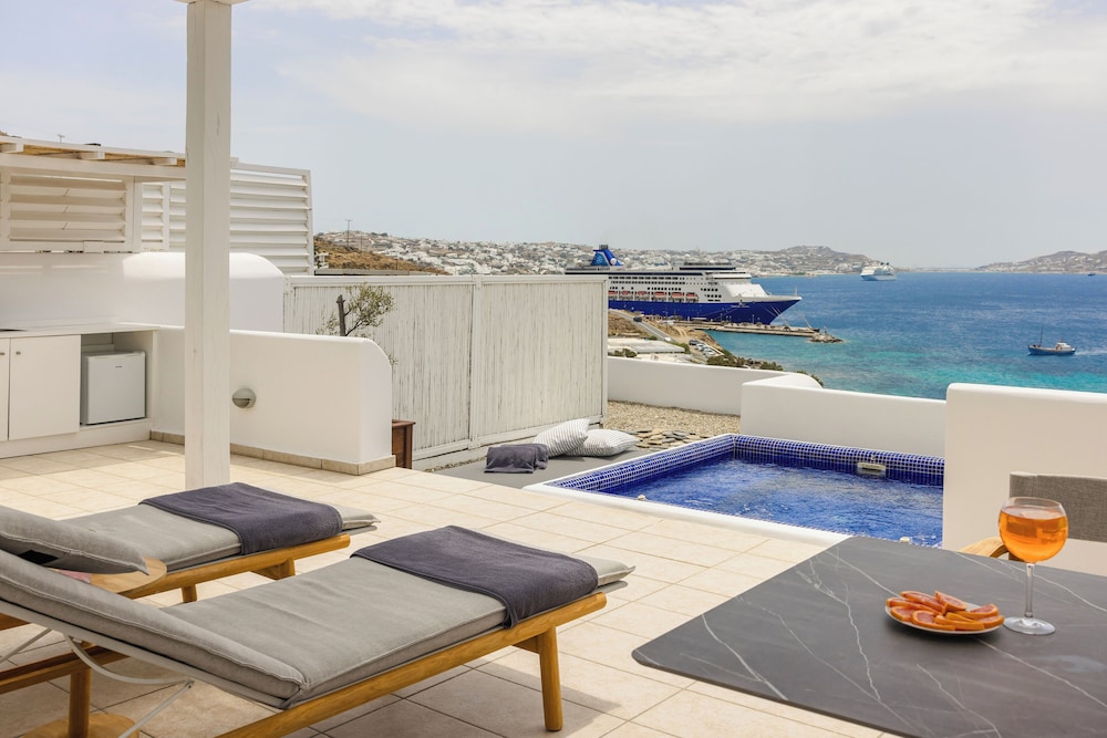 Grace Mykonos — Swimming pool in Agios Stefanos, South Aegean