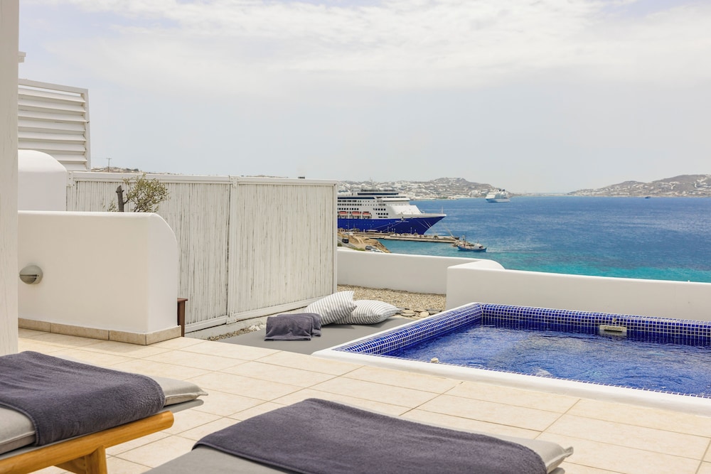Grace Mykonos — Swimming pool in Agios Stefanos, South Aegean