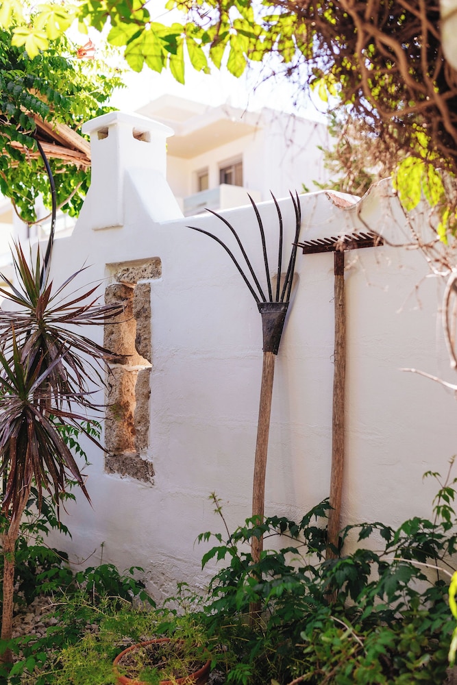Nathalie Hotel — Hotel building in Ialyssos, South Aegean