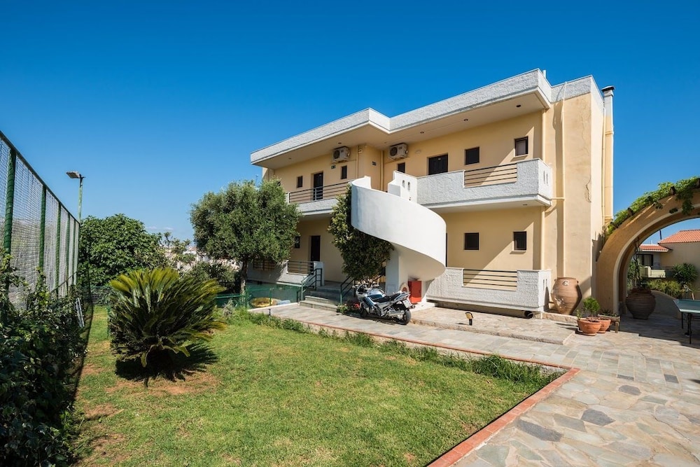 Nireas Hotel — Hotel building in Chania