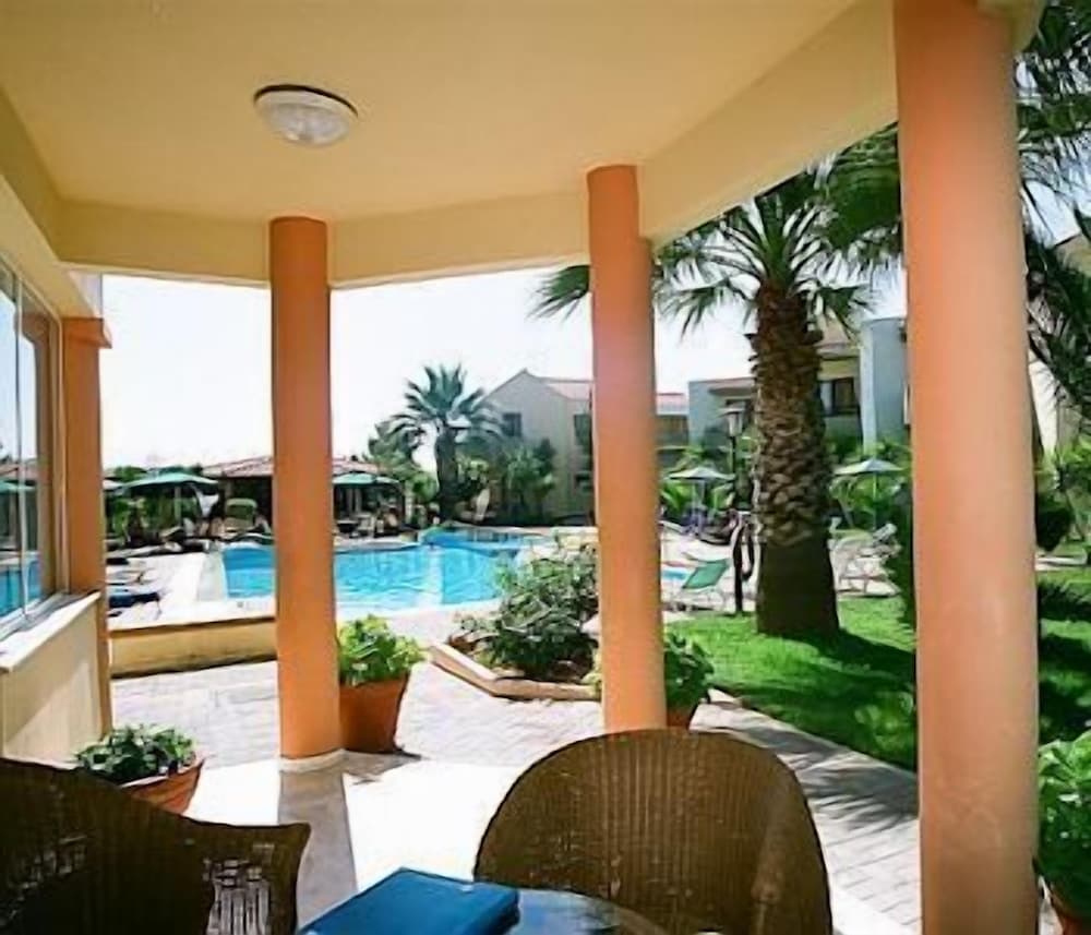 Nireas Hotel — Swimming pool in Chania
