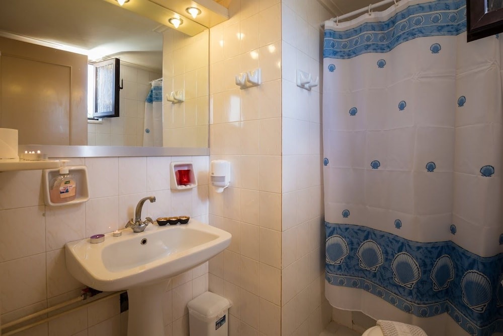 Nireas Hotel — Hotel rooms in Chania
