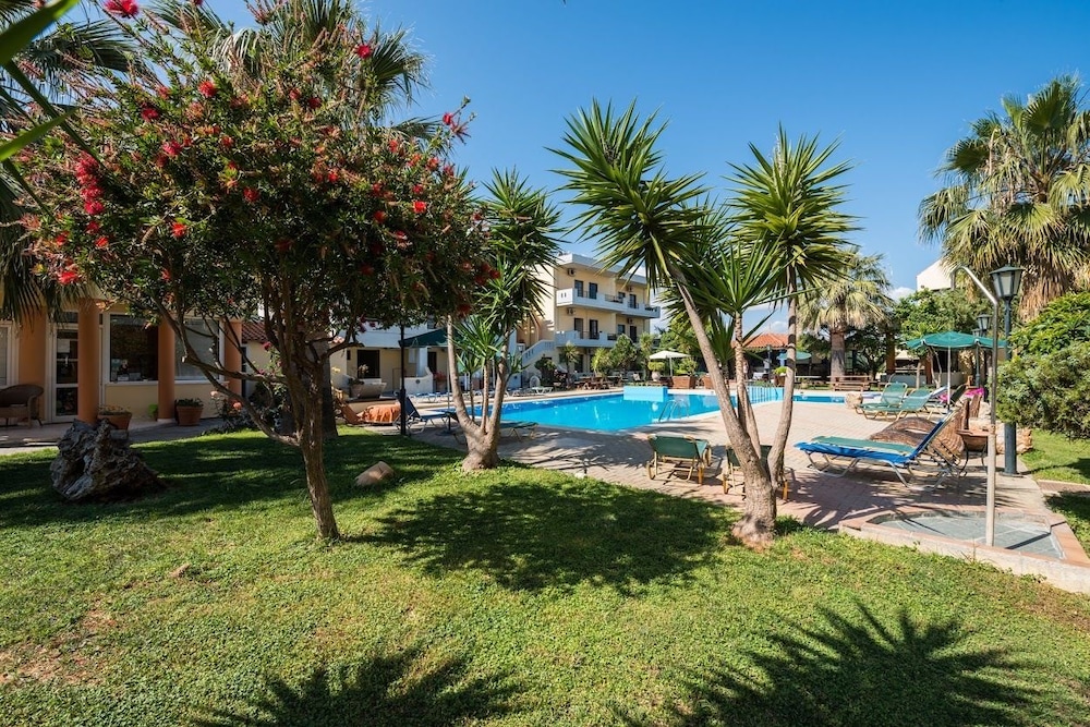 Nireas Hotel — Swimming pool in Chania