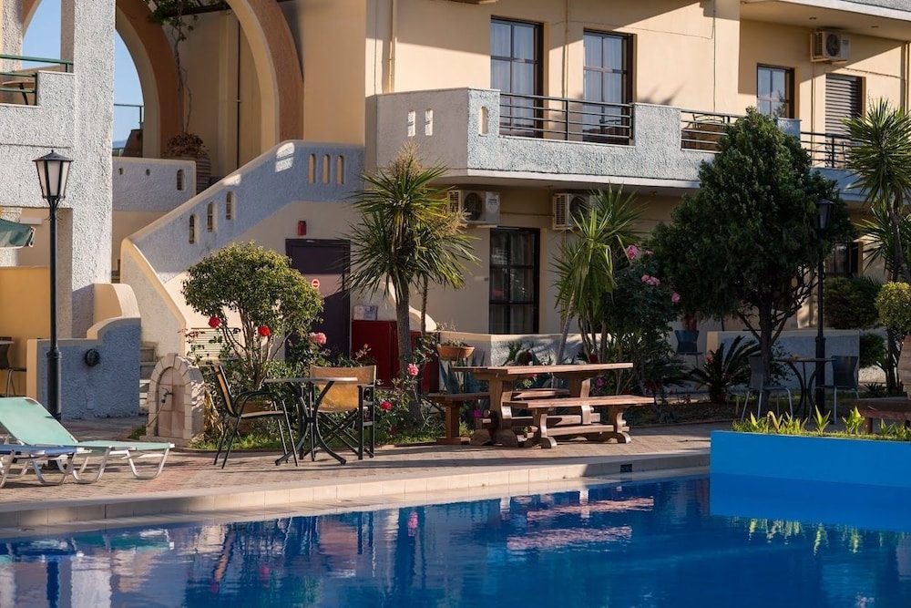 Nireas Hotel — Swimming pool in Chania