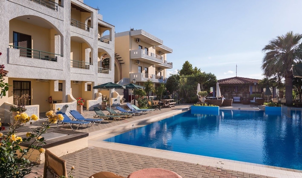 Nireas Hotel — Swimming pool in Chania
