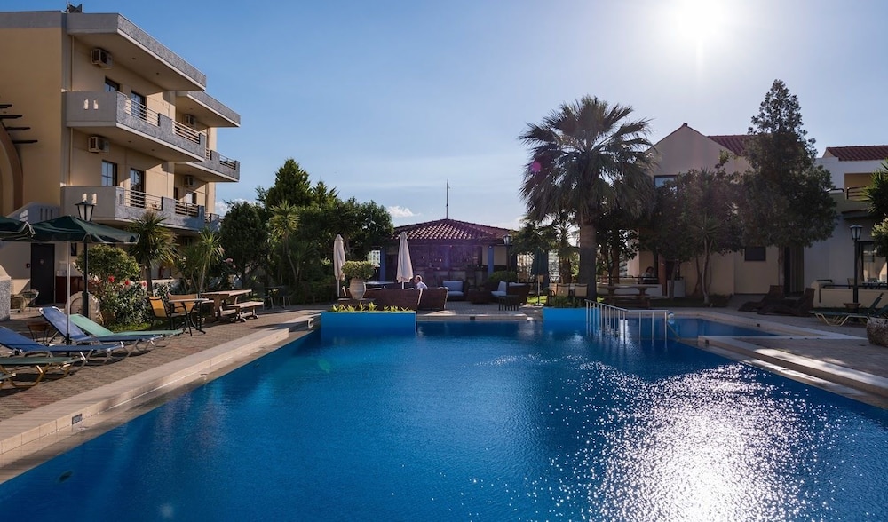 Nireas Hotel — Swimming pool in Chania