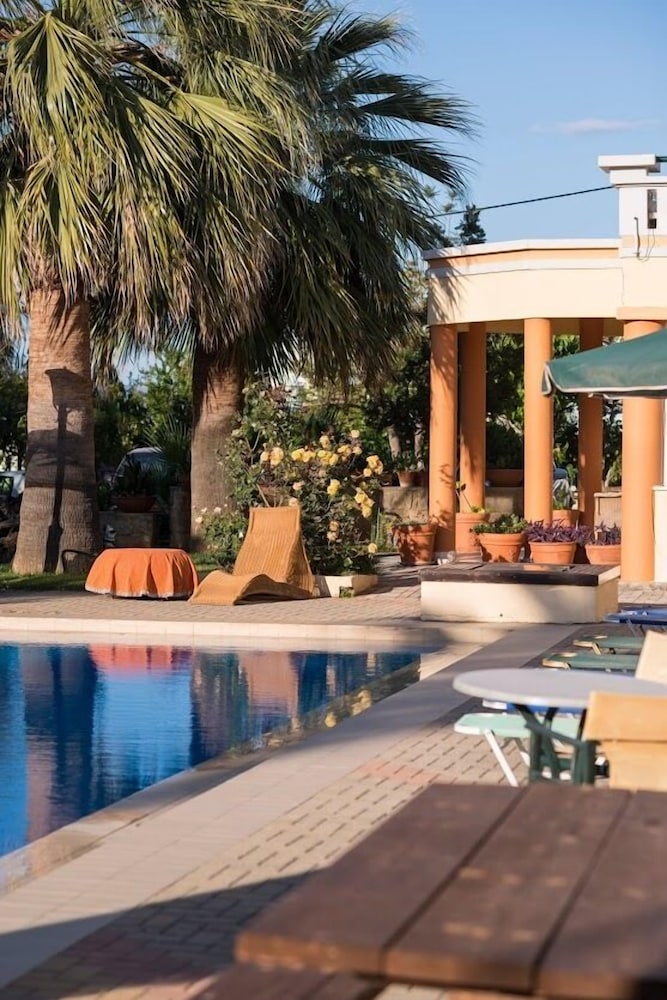 Nireas Hotel — Swimming pool in Chania