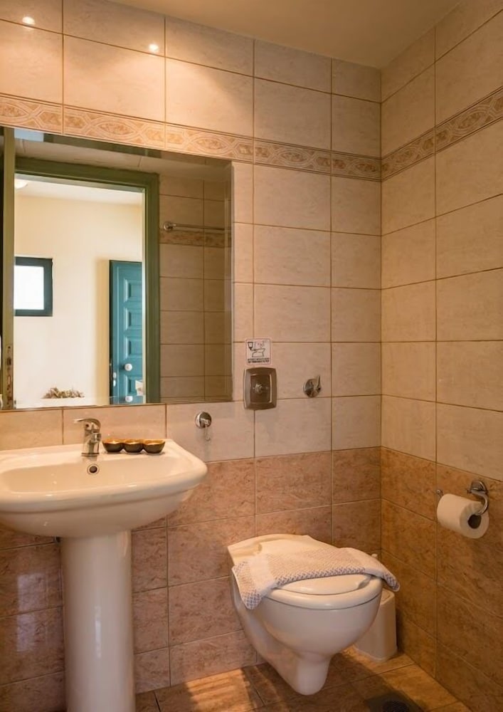 Nireas Hotel — Hotel rooms in Chania