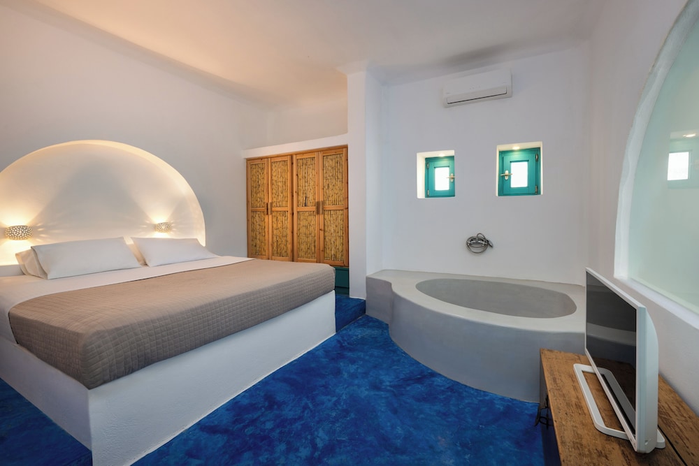 Nissia Beach Apartments and Suites — Hotel rooms in Kamari, South Aegean