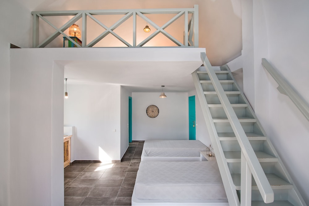 Nissia Beach Apartments and Suites — Hotel rooms in Kamari, South Aegean