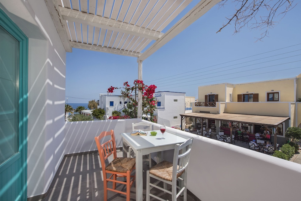 Nissia Beach Apartments and Suites — Hotel building in Kamari, South Aegean