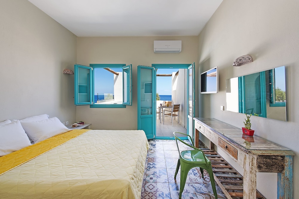 Nissia Beach Apartments and Suites — Hotel rooms in Kamari, South Aegean