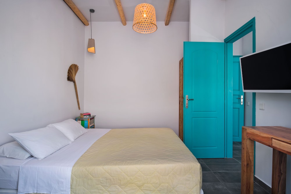 Nissia Beach Apartments and Suites — Hotel rooms in Kamari, South Aegean