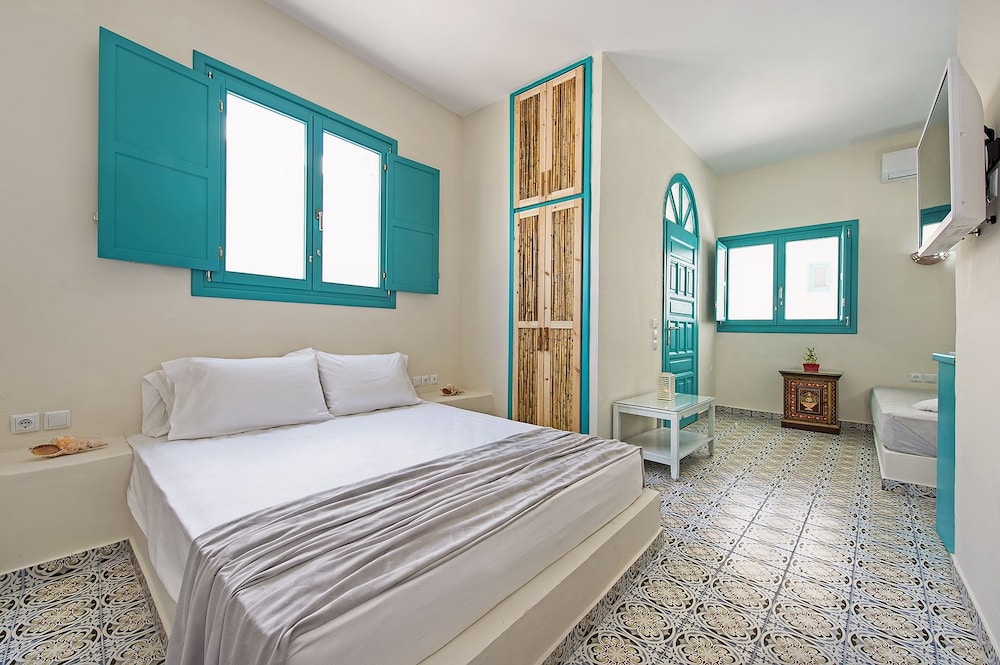 Nissia Beach Apartments and Suites — Hotel rooms in Kamari, South Aegean