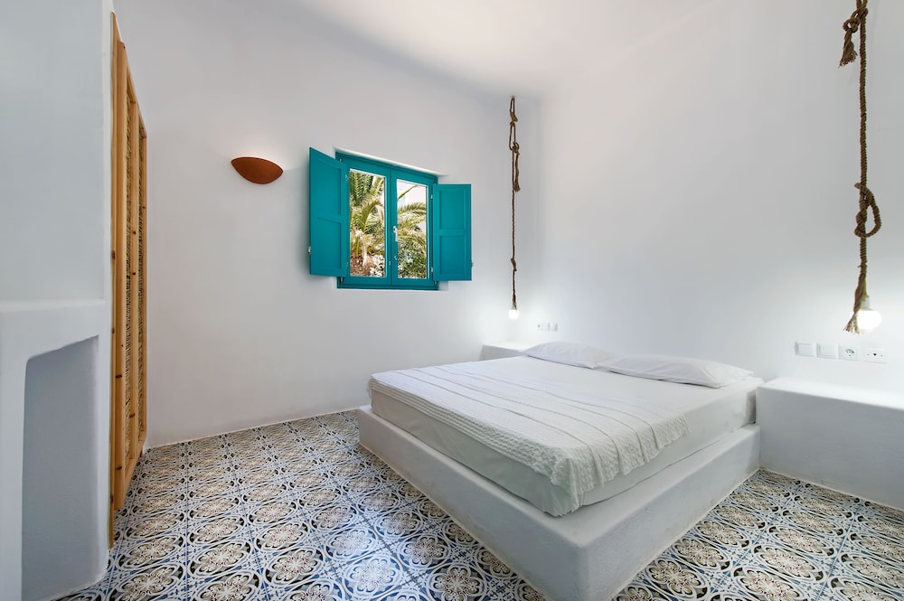 Nissia Beach Apartments and Suites — Hotel rooms in Kamari, South Aegean