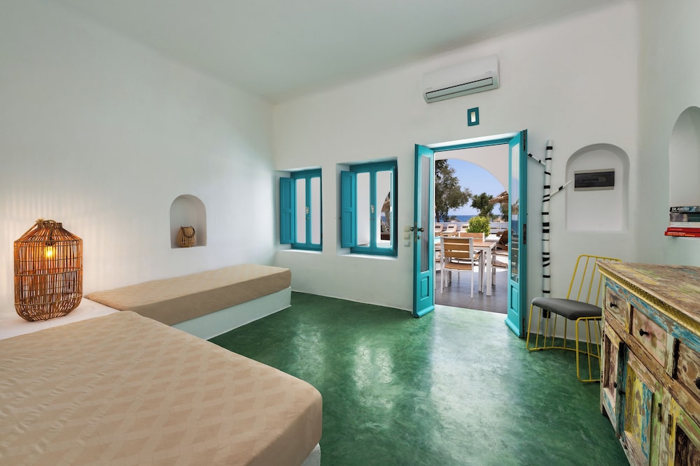 Nissia Beach Apartments and Suites — Hotel rooms in Kamari, South Aegean