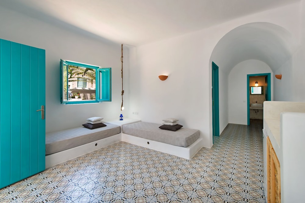 Nissia Beach Apartments and Suites — Hotel rooms in Kamari, South Aegean