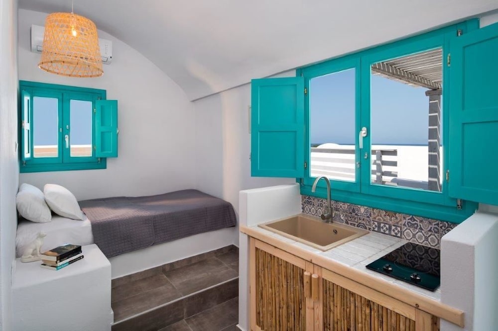 Nissia Beach Apartments and Suites — Hotel rooms in Kamari, South Aegean