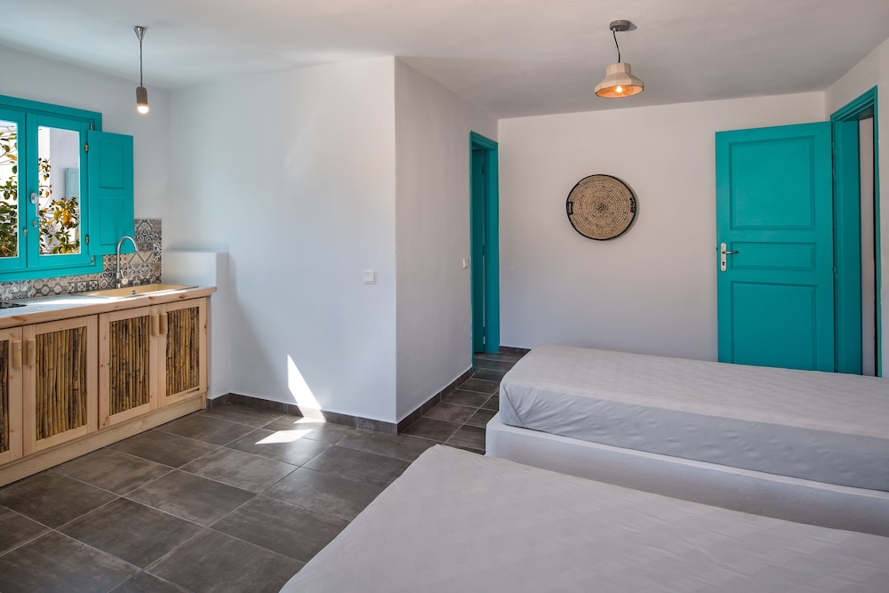 Nissia Beach Apartments and Suites — Hotel rooms in Kamari, South Aegean