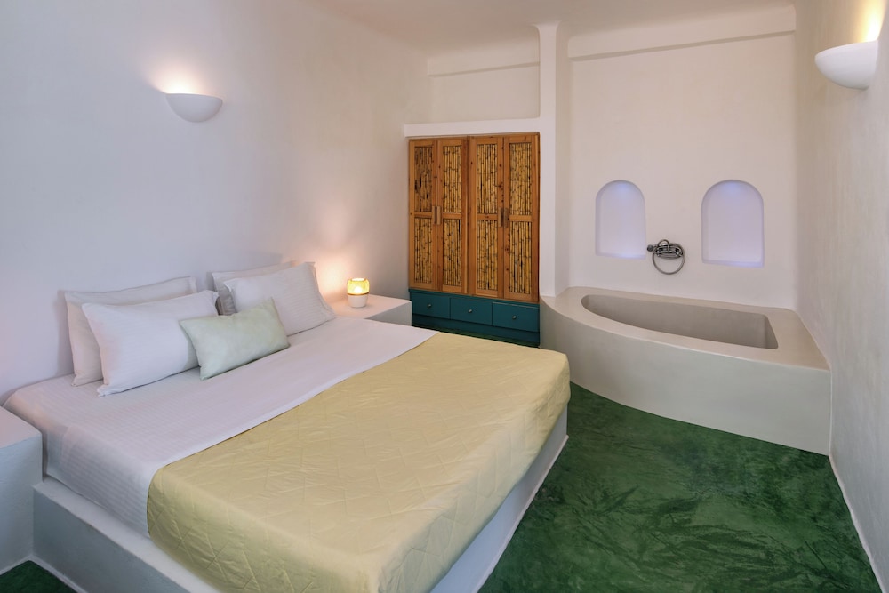 Nissia Beach Apartments and Suites — Hotel rooms in Kamari, South Aegean