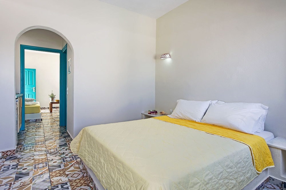 Nissia Beach Apartments and Suites — Hotel rooms in Kamari, South Aegean