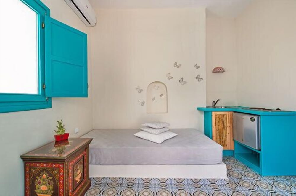 Nissia Beach Apartments and Suites — Hotel rooms in Kamari, South Aegean