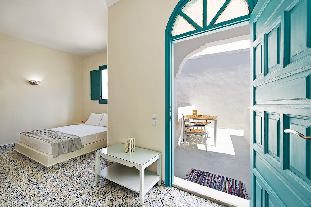Nissia Beach Apartments and Suites — Hotel rooms in Kamari, South Aegean