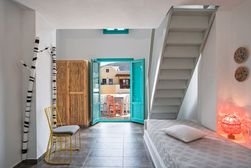 Nissia Beach Apartments and Suites — Hotel rooms in Kamari, South Aegean