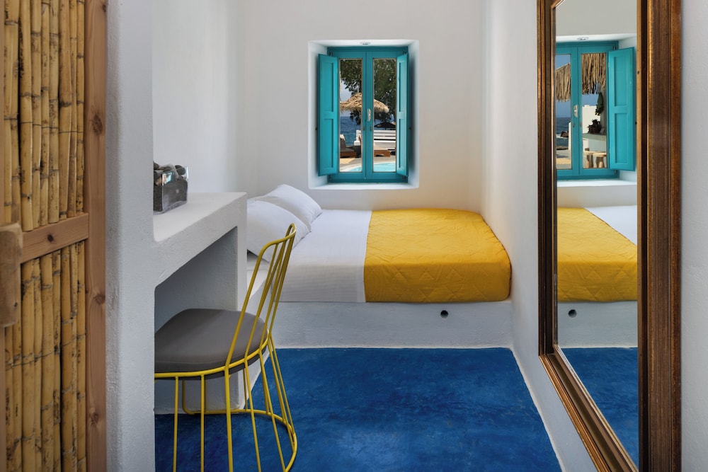 Nissia Beach Apartments and Suites — Hotel rooms in Kamari, South Aegean