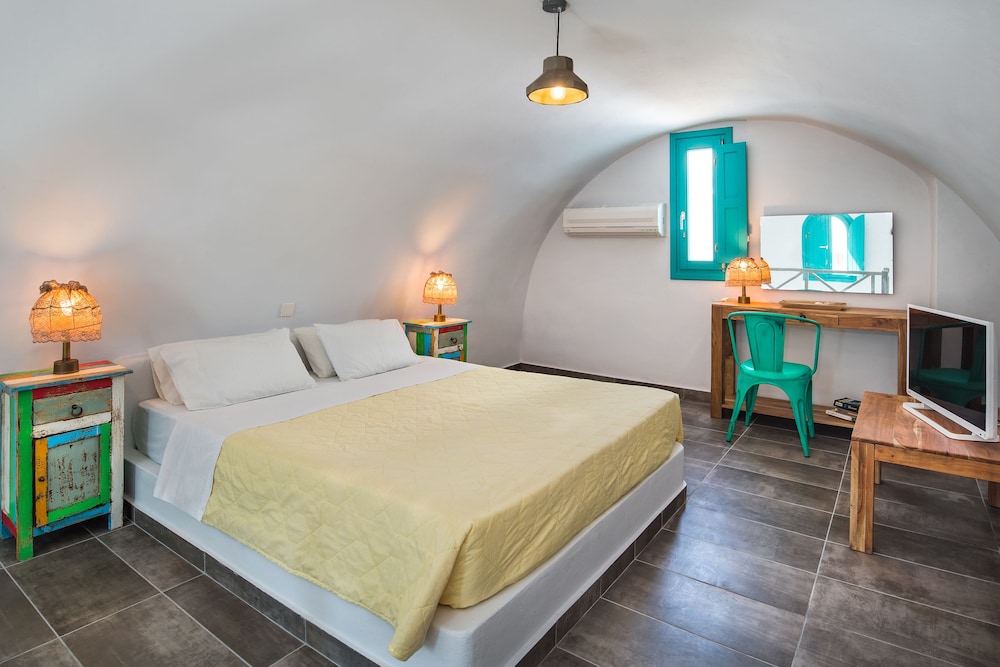 Nissia Beach Apartments and Suites — Hotel rooms in Kamari, South Aegean