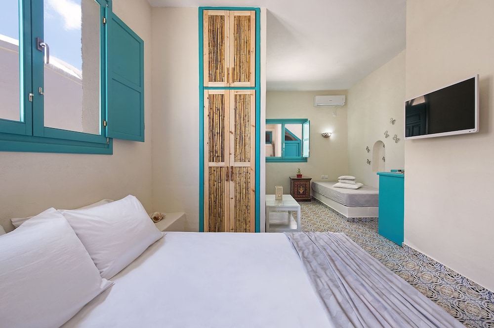 Nissia Beach Apartments and Suites — Hotel rooms in Kamari, South Aegean