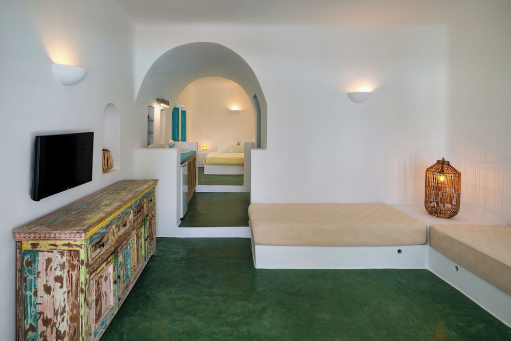 Nissia Beach Apartments and Suites — Hotel rooms in Kamari, South Aegean