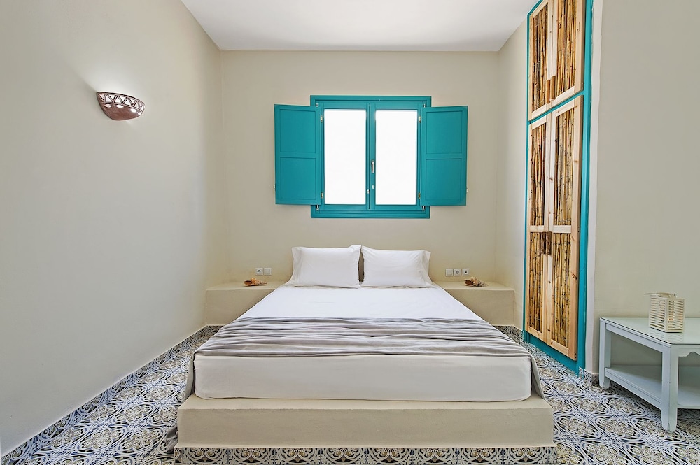 Nissia Beach Apartments and Suites — Hotel rooms in Kamari, South Aegean