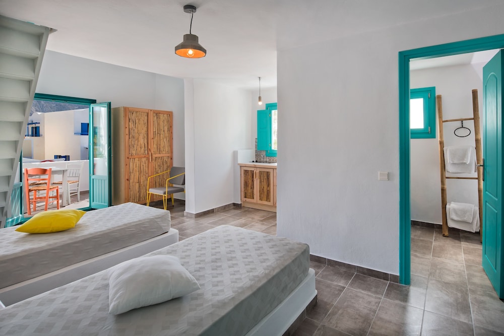 Nissia Beach Apartments and Suites — Hotel rooms in Kamari, South Aegean