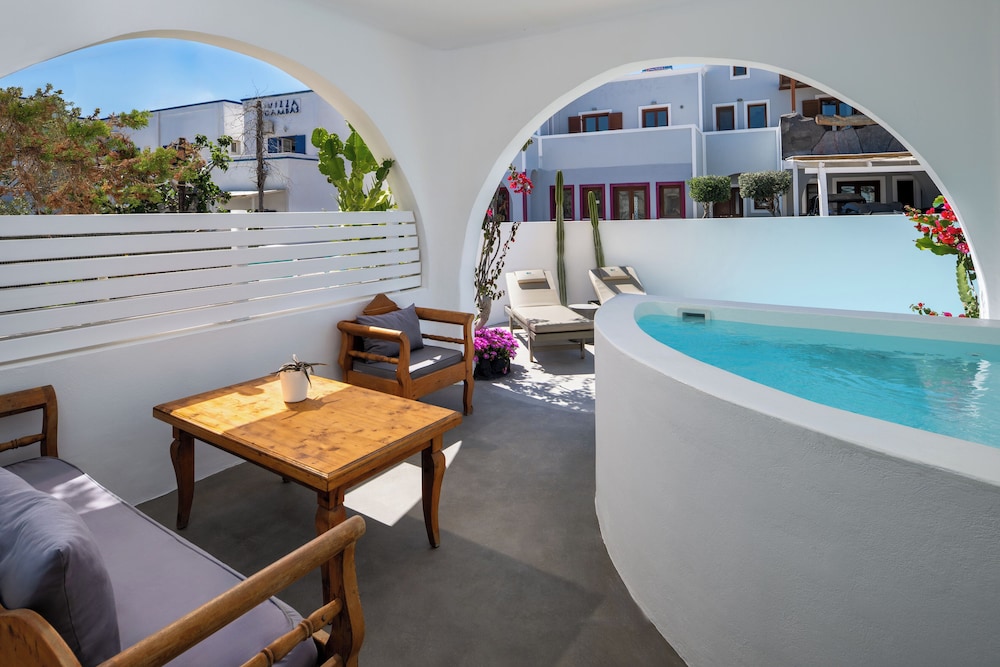 Nissia Beach Apartments and Suites — Swimming pool in Kamari, South Aegean