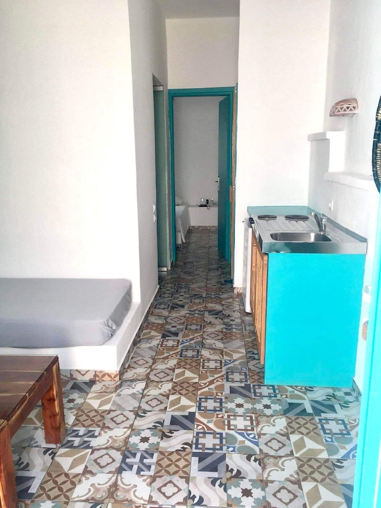Nissia Beach Apartments and Suites — Hotel rooms in Kamari, South Aegean