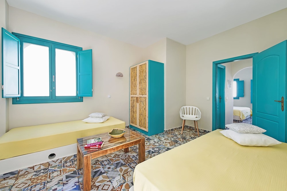 Nissia Beach Apartments and Suites — Hotel rooms in Kamari, South Aegean