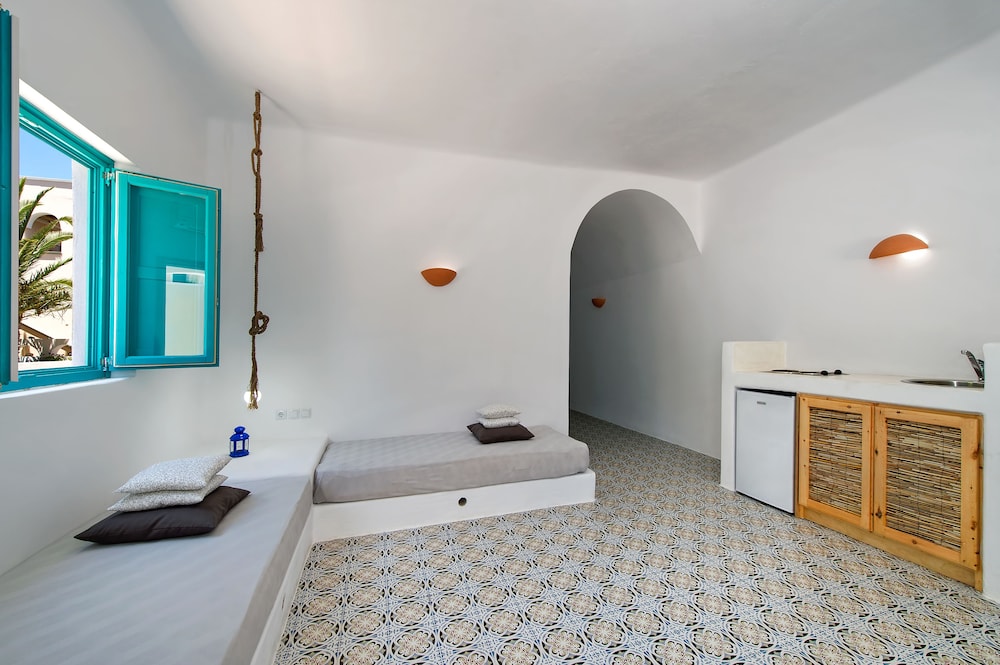 Nissia Beach Apartments and Suites — Hotel rooms in Kamari, South Aegean