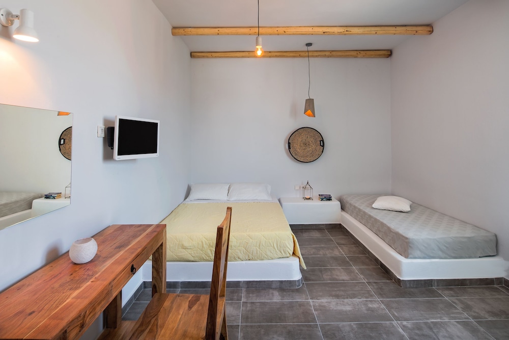 Nissia Beach Apartments and Suites — Hotel rooms in Kamari, South Aegean