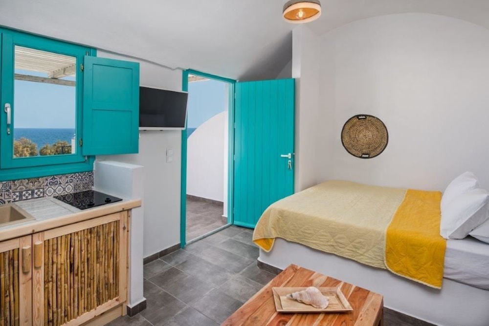 Nissia Beach Apartments and Suites — Hotel rooms in Kamari, South Aegean