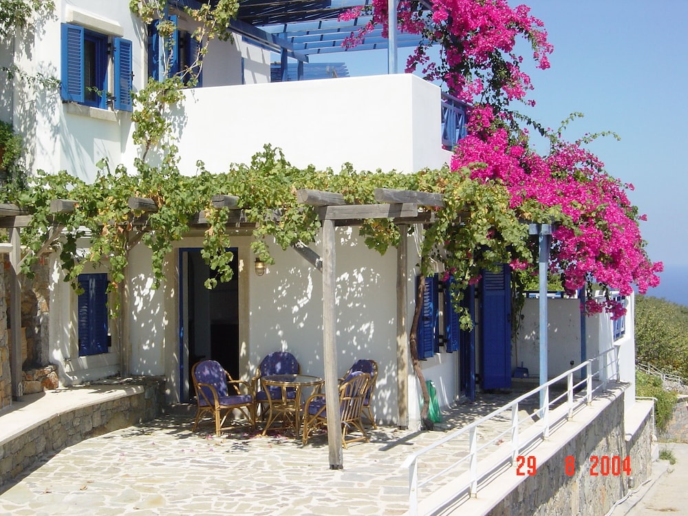 Nymphes Luxury Apartments — Hotel building in Lygaria