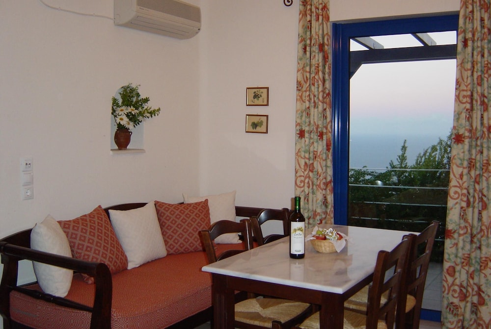 Nymphes Luxury Apartments — Hotel rooms in Lygaria