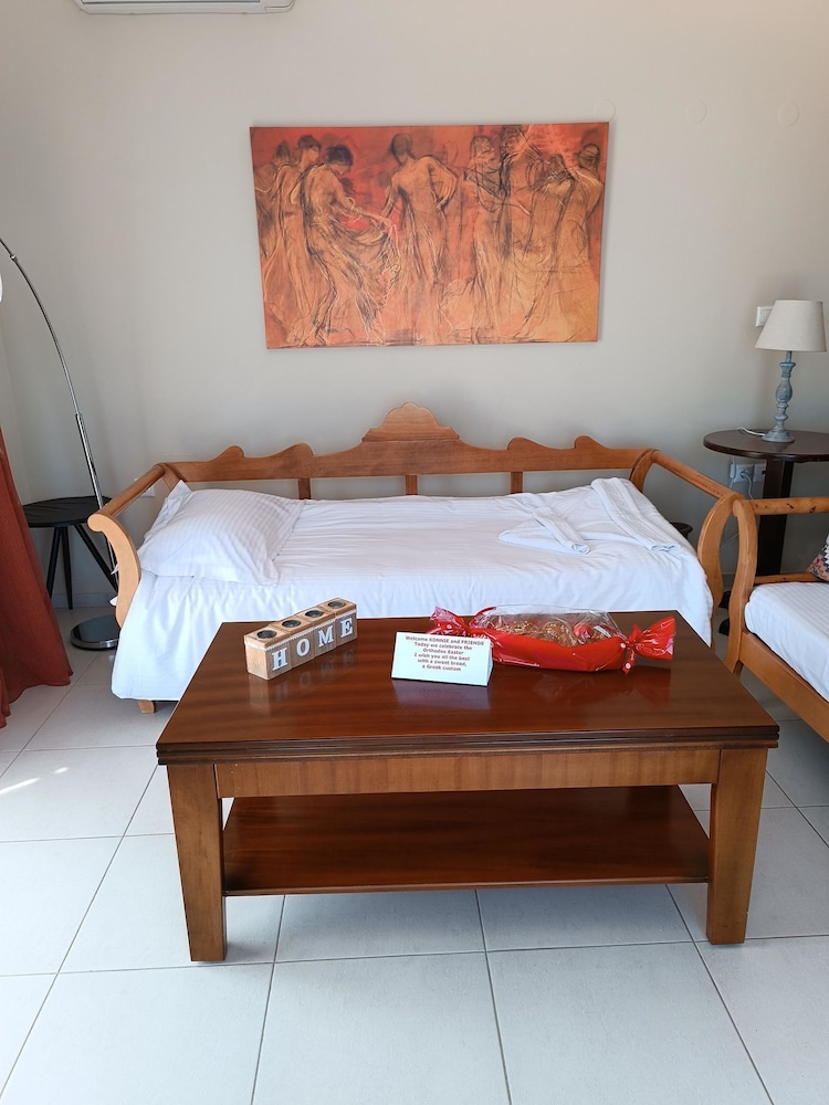 Nymphes Luxury Apartments — Hotel rooms in Lygaria